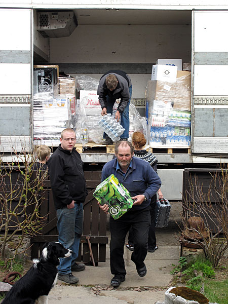 Djúpavík. Anfang Juni. - Und die erste Lieferung mit dem LKW aus Reykjavík kam nun auch! (01. bis 03.06.2010)