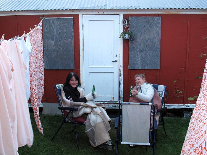 Djúpavík. Verschiedenes XXIII. - Gegen Mitternacht?! Brynja und Sigrún... (04. bis 13.06.2010)