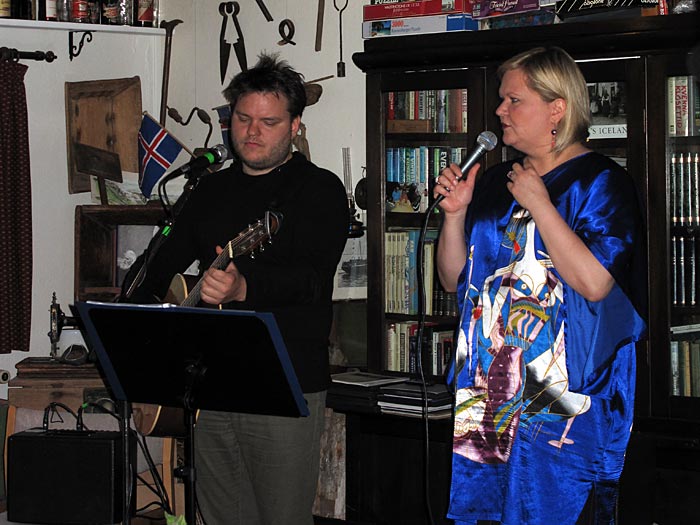 Djúpavík. Musik I: Svavar Knutur und Kristjana Stefánsdóttir. - <a href='http://www.svavarknutur.com' target='_blank' class='linksnormal'>Svavar Knutur</a> zusammen mit <a href='http://www.facebook.com/profile.php?id=682531710' target='_blank' class='linksnormal'>Kristjana Stefánsdóttir</a>. (13. und 14.06.2010)