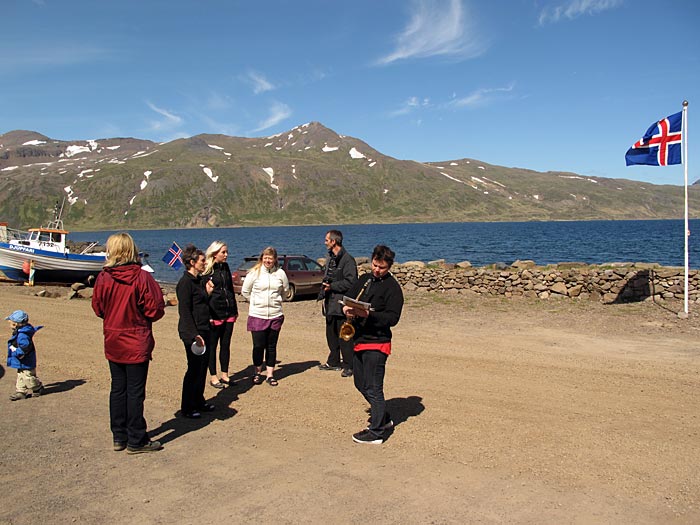 Djúpavík. Musik III: Margrét S. (Magga), Nationalfeiertag. - Aufstellen zum Umzug durch Djúpavík, Magga spielt Saxophon. (17.06.2010)