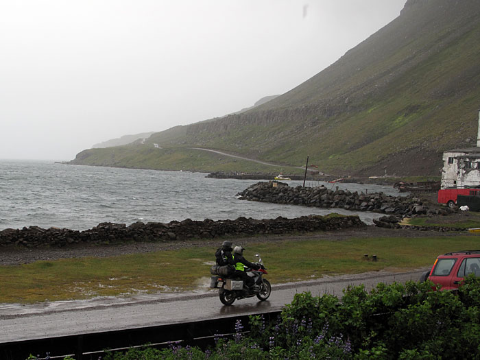 Djúpavík. Verschiedenes XXV. - ... und Gäste kamen und gingen weiterhin (wie hier zu sehen mit einem Motorrad - uff...). (02. bis 12.07.2010)