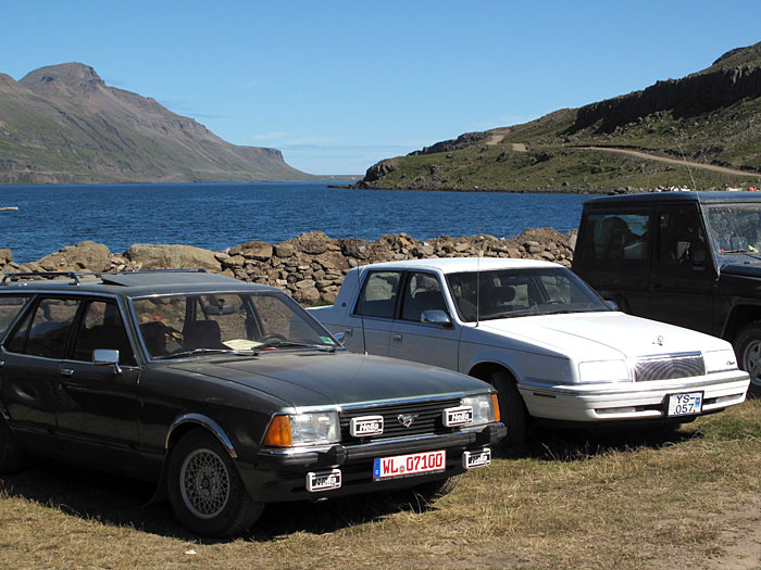 Djúpavík. Der Alte-Auto-Club in Djúpavík. - Aus Reykjavík in die Westfjorde und nach Djúpavík - Autos von Mitgliedern des '<a href='http://www.fornbill.is/' target='_blank' class='linksnormal'>Fornbílaklúbbsins Íslands</a>' ('Verein Oldtimer in Island'). Hy Andreas :-)! (24.07.2010)