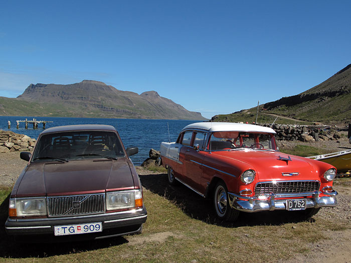 Djúpavík. Der Alte-Auto-Club in Djúpavík. - Aus Reykjavík in die Westfjorde und nach Djúpavík - Autos von Mitgliedern des '<a href='http://www.fornbill.is/' target='_blank' class='linksnormal'>Fornbílaklúbbsins Íslands</a>' ('Verein Oldtimer in Island'). (24.07.2010)