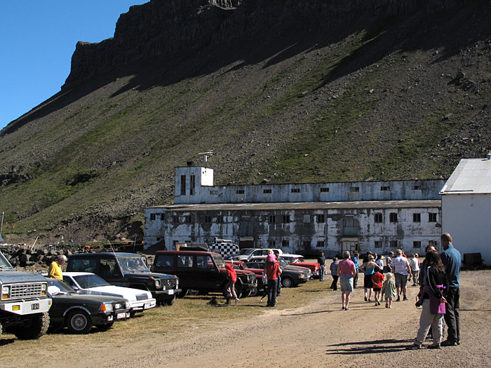 Djúpavík. Der Alte-Auto-Club in Djúpavík. - Aus Reykjavík in die Westfjorde und nach Djúpavík - Die Mitglieder des Vereins auf dem Weg zu einer Führung in der Fabrik. (24.07.2010)