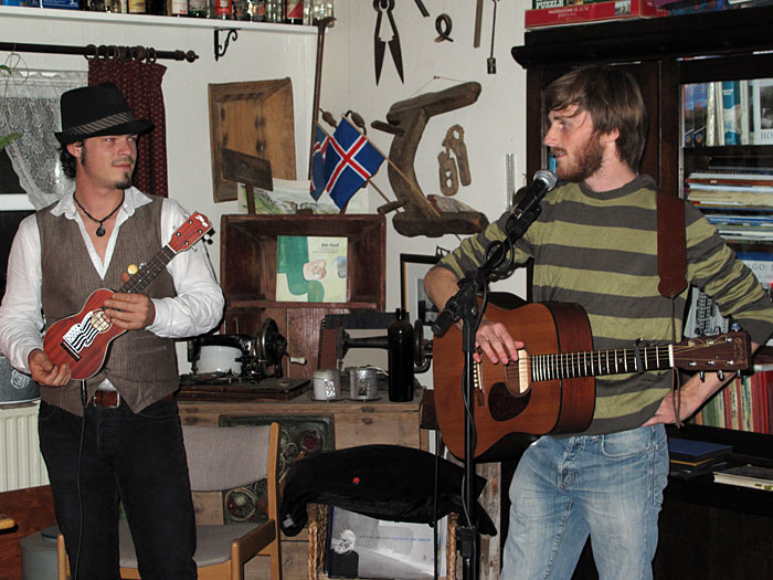Djúpavík. Djúpavíktage I: Konzert "Who are you Lutra?? Lutra". - Konzert des französichen Duos "<a href='http://www.myspace.com/whoareyoulutralutra' target='_blank' class='linksnormal'>Who are you Lutra?? Lutra</a>" (oder auf <a href='http://www.facebook.com/whoareyoulutralutra' target='_blank' class='linksnormal'>facebook</a>). (13.08.2010)
