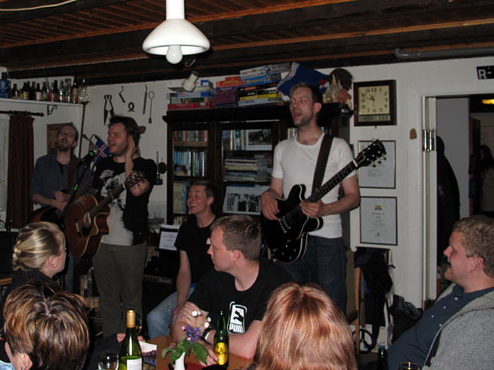 Djúpavík. Djúpavíkdays IV: Concert by Hraun (with Svavar Knutur). - A classic while the Djúpavíkdays: Hraun and <a href='http://www.svavarknutur.com' target='_blank' class='linksnormal'>Svavar Knutur</a> (Svavar at <a href='http://www.facebook.com/mrknutur' target='_blank' class='linksnormal'>facebook</a>). (14 August 2010)