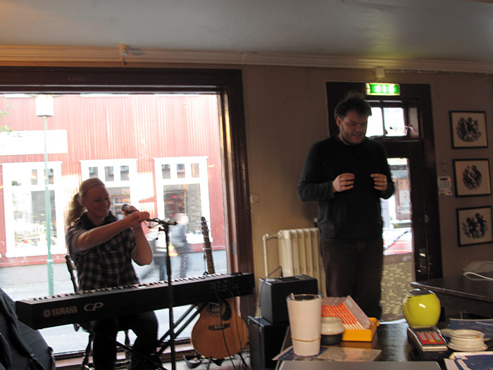 Reykjavík. Melodica Festival 2010. - Im Hemmi og Valdi: <a href='http://www.facebook.com/SvavarKnutur' target='_blank' class='linksnormal'>Svavar Knutur</a>, der Organisator des <a href='http://www.facebook.com/event.php?eid=148381268520354' target='_blank' class='linksnormal'>Melodica Acoustic Festival</a> in Reykjavík, stellt hier eine Musikerin vor - leider habe ich ihren Namen vergessen, weil ihre Musik hatte mir (und Tina, die dabei war) sehr gut gefallen!!! (27.08.2010)