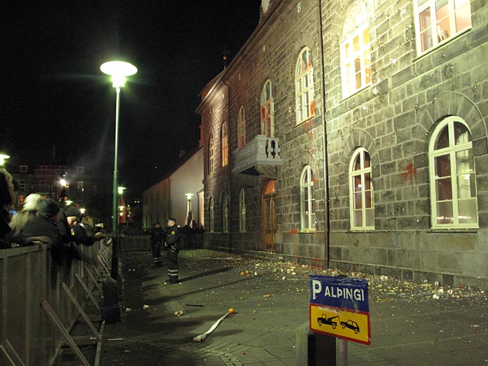 Reykjavík. Demonstration infront of the parliament. - Only two policemen infront of the parliament building. (4 October 2010)