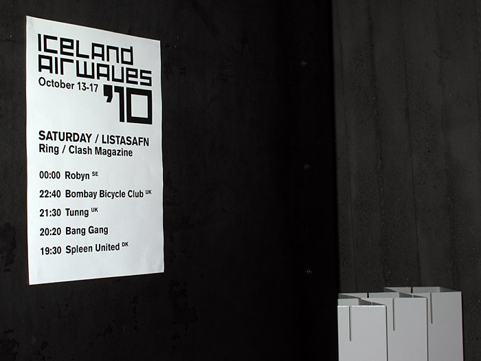 Reykjavík. Iceland Airwaves '10, part III. - Saturday, the last festival day at Hafnarhús. Today we heared and saw: <a href='http://www.robyn.com' target='_blank' class='linksnormal'>Robyn</a> (SE), <a href='http://www.bombaybicycleclubmusic.com/' target='_blank' class='linksnormal'>Bombay Bicycle Blub</a> (UK), <a href='http://www.tunng.co.uk/' target='_blank' class='linksnormal'>Tunng</a> (UK), <a href='http://www.banggang.net/' target='_blank' class='linksnormal'>Bang Gang</a> (IS) and <a href='http://www.spleenunited.dk/' target='_blank' class='linksnormal'>Spleen Untited</a> (DK). (16 October 2010)