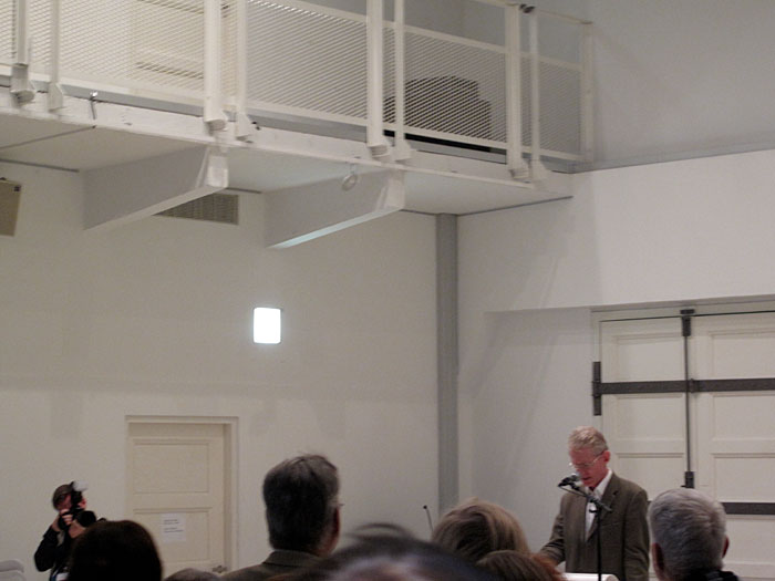 Reykjavík. Vernissage "Gardar Eide Einarsson  Power has a Fragrance". - The director of the museum Hafþór Yngvason holds the first opening speed. (21 October 2010)