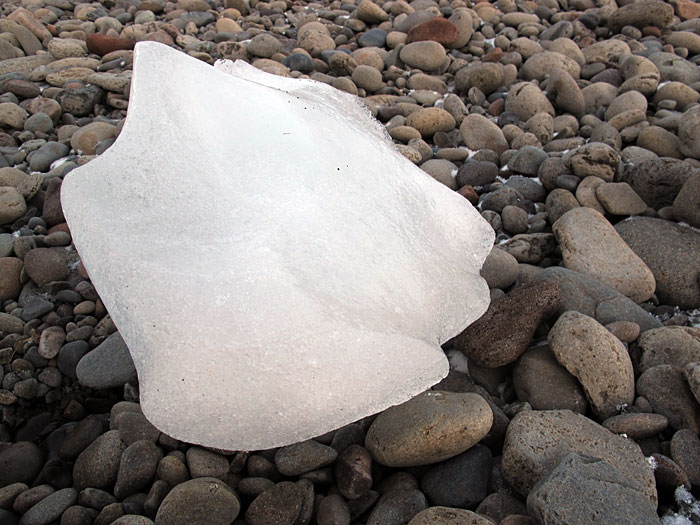 Djúpavík. Endlich wieder hier und gleich in den Norden gefahren! - Nein. Ein Stück Eis, vermutlich von dem Treibeis, welches von Grönland hier in diese Region trieb... (31.12.2010)