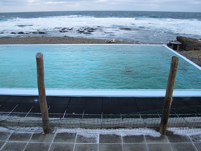 Djúpavík. Endlich wieder hier und gleich in den Norden gefahren! - Das Schwimmbad Krossnes.Und das Wasser ist sehr warm, ca. 35° C. (31.12.2010)