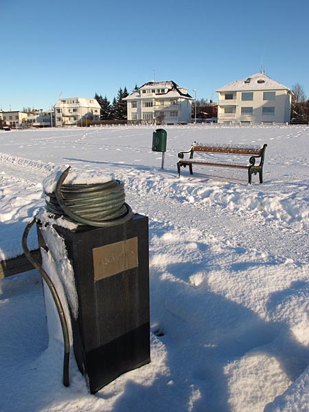 Reykjavík. Sun at the beach. - Calm, sun, blue sky, snow... (7 February 2011)