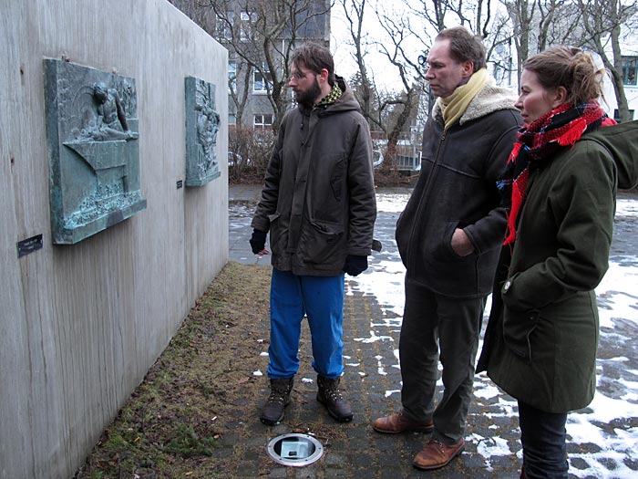 Reykjavík. Visiting sculptures. - In the garden next to the museum and former home by <a href='http://www.skulptur.is/index.e.html' target='_blank' class='linksnormal'>Einar Jónsson</a>. <a href='http://korabiewski.com/' target='_blank' class='linksnormal'>Konrad Korabiewski</a>, <a href='http://www.dictaphone-music.de/' target='_blank' class='linksnormal'>Roger Döring</a> und <a href='http://litten.info/' target='_blank' class='linksnormal'>Litten</a> looking at the artwork. (27 February 2011)