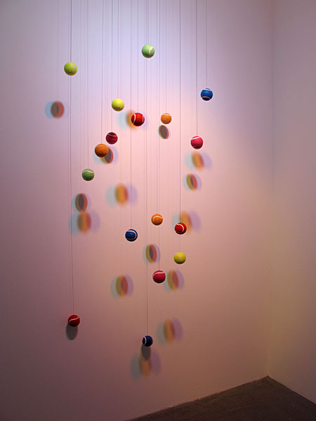 Reykjavík. Die Vernissage während der Weingläser. - Das erste Werk von Helgi Már Kristinsson - Blick von vorne. (10.03.2011)