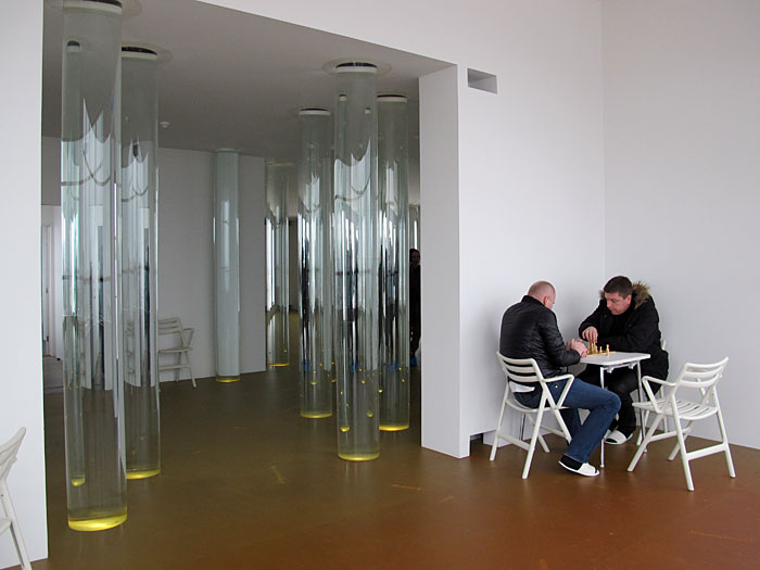 Reykjavík. Verschiedenes XXVIII. - In Stykkishólmur in der Wasser-Bibliothek - 24 Glasrohre gefüllt mit Wasser von verschiedenen Gletschern Islands. Errichet von der Künstlerin <a href='http://de.wikipedia.org/wiki/Roni_Horn' target='_blank' class='linksnormal'>Roni Horn</a>. <a href='http://www.libraryofwater.is/landing.html' target='_blank' class='linksnormal'>www.libraryofwater.is</a> (12. bis 26.03.2011)