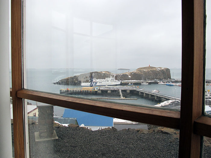 Reykjavík. Miscellaneous XXVIII. - In Stykkishólmur in der Wasser-Bibliothek - Blick auf den Hafen. (12 till 26 March 2011)