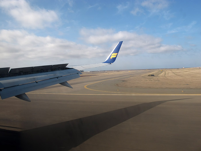 Reykjavík. Verschiedenes XXXI. - Ladung am Flughafen Keflavík. Dieses Bild ist auch in meinem Buch "<a href='/bilder-und-ihre-geraeusche/index.php' target='_blank' class='linksnormal'>Pictures  and their sounds</a>" zu sehen und zu hören!  (03. bis 22.05.2011)