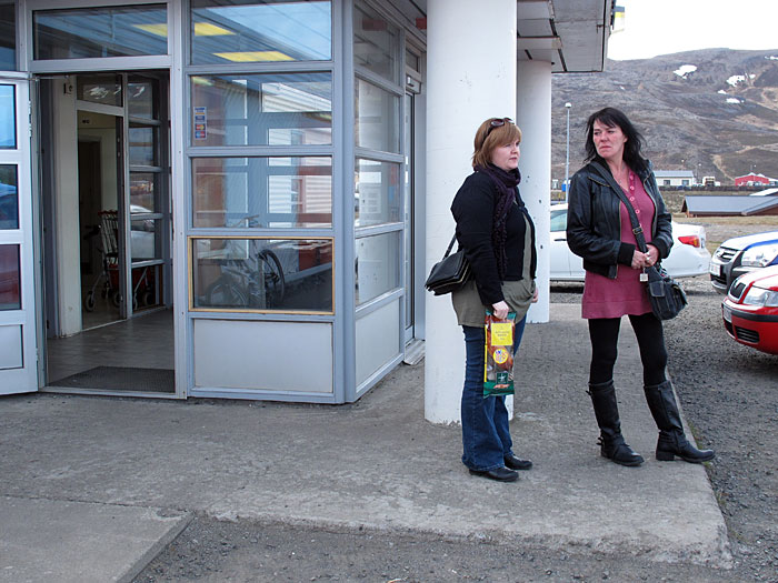 Djúpavík. Ankommen. - Noch in Hólmavík. Kaupfélagið. III. Kaja und Brynja. (26.05.2011)