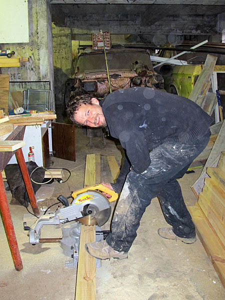 Djúpavík. Aufbau meiner Ausstellung. - Beim Zusägen der Holzbalken fr einen Bilder-Rahmen. (27. bis 29.05.2011)