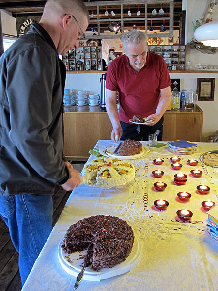 Djúpavík. Ausstellung "Isländische Stickarbeiten" im Hotel. - Und guten Kuchen gab es auch. (05.06.2011)
