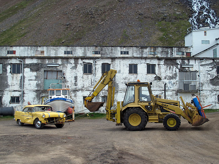 Djúpavík. Hmmm, das gelbe Auto sprang nun doch nicht mehr an. - 1/11. (04.07.2011)