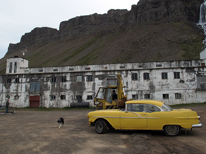 Djúpavík. Hmmm, das gelbe Auto sprang nun doch nicht mehr an. - 7/11. (04.07.2011)