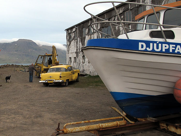 Djúpavík. Hmmm, das gelbe Auto sprang nun doch nicht mehr an. - 11/11. (04.07.2011)