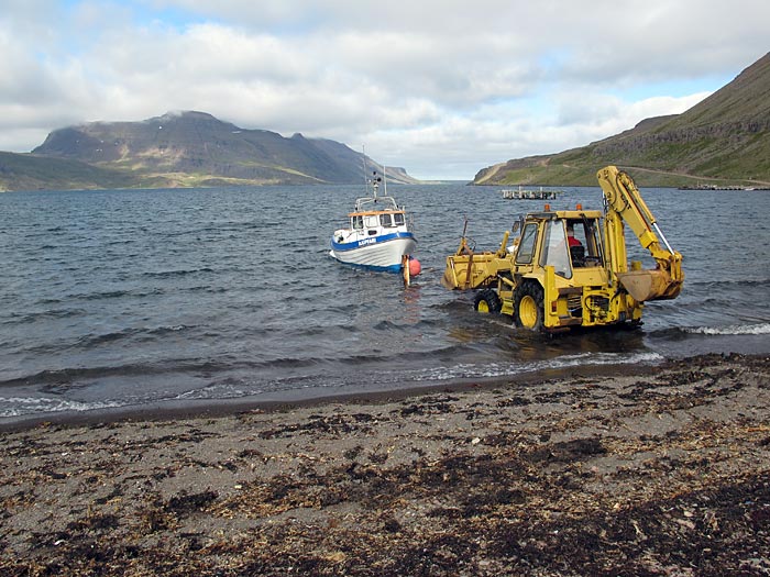 Djúpavík. Djúpfari geht zu Wasser. - Auf dem Weg zum Wasser IV. (09.07.2011)