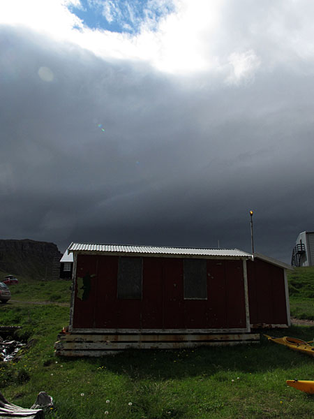 Djúpavík. Verschiedenes XXXIII. - Und Regenzeit (sehr sehr dunkle Wolken), hinter meinem Haus. (27. bis 31.07.2011)