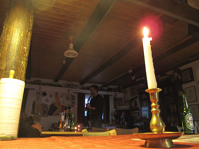 Djúpavík. Djúpavíktage I. - <a href='http://www.facebook.com/johannkristinsson' target='_blank' class='linksnormal'>Jóhann Kristinsson</a> gab am Abend ein schönes Konzert - bei Kerzenschein. (12.08.2011)