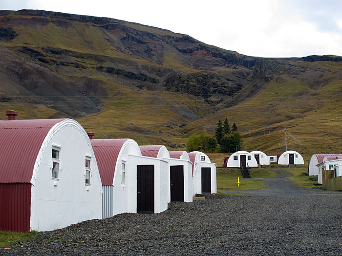 Hvalfjörður. Nochmals Hvalfjörður, aber diesmal ganz. - Ich glaube, hier waren früher amerikanische Soldaten stationiert. (24.09.2011)