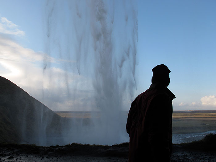 South coast. Excursion. - Behind the <a href='http://en.wikipedia.org/wiki/Seljalandsfoss' target='_blank' class='linksnormal'>Seljalandsfoss</a> waterfall. (5 November 2011)