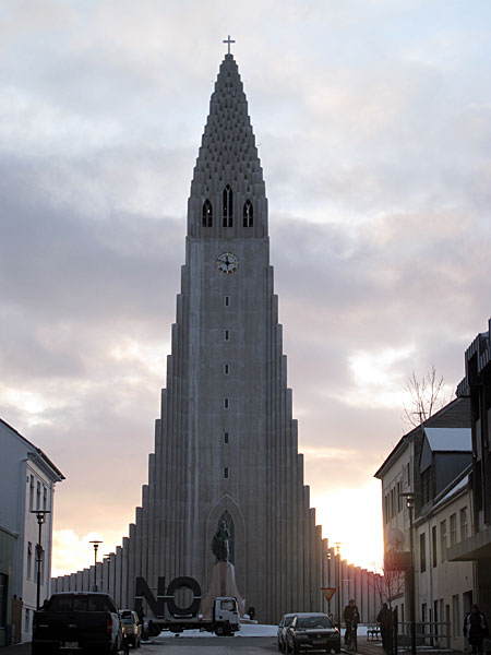 Reykjavík. Heute 'NO' vor der Hallgrímskirkja. - Ein weiterer Ort auf der 'NO Global Tour' des Künstlers <a href='http://www.santiago-sierra.com' target='_blank' class='linksnormal'>Santiago Sierra</a>. Heute vor der Kirche Hallgrímskirkja. (19.01.2012)