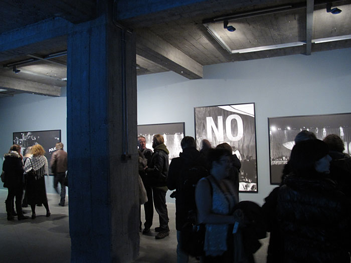 Reykjavík. Santiago Sierra im Hafnarhús. - Imprepessionen von der Ausstellungseröffnung. VIII. Und Fakten zu der Ausstellung <a href='http://www.artmuseum.is/desktopdefault.aspx/tabid-2182/3368_read-1837/date-1713/' target='_blank' class='linksnormal'>hier</a> und über den Künstler <a href='http://www.santiago-sierra.com' target='_blank' class='linksnormal'>dort</a>. (20.01.2012)