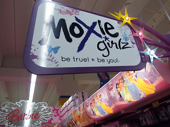 Reykjavík. Zweimal merkwürdig einkaufen. - 'be true! * be you!' - Aha, was für ein Werbespruch (für Kinder)! (21.01.2012)
