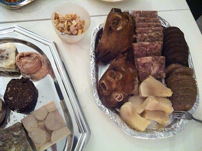 Reykjavík. Feines Abendessen "Þorrablót". - Also so schauts aus, dieses "<a href='http://de.wikipedia.org/wiki/orramatur' target='_blank' class='linksnormal'>Þorrablót"</a>. (03.02.2012)