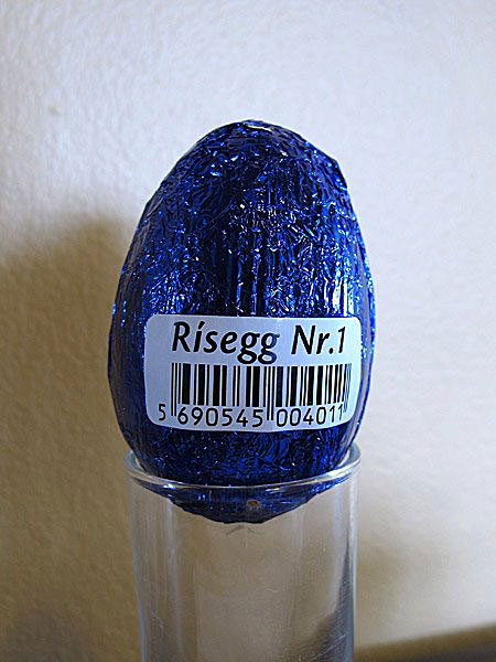 Reykjavík. Der grosse Schokoladen-Ostereier Test. - Ei 1: Rísegg Nr. 1 (mit Puffreis), hergestellt von der isländischen Firma Freyja. Höhe ca. 6,2 cm (das kleinste Ei im der Testrunde). (Ostern 2012)