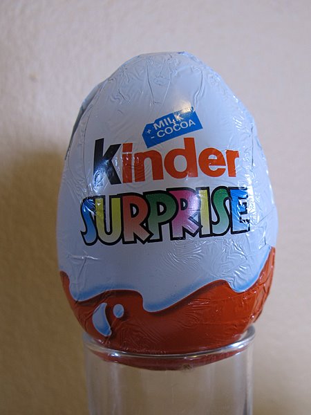 Reykjavík. Der grosse Schokoladen-Ostereier Test. - Ei 3: 'Kinder Surprise' (bekannt unter dem Namen 'Überraschungsei'), hergestellt von der italienischen Firma Ferrero. Höhe des Ei's ca. 6,5 cm. (Ostern 2012)