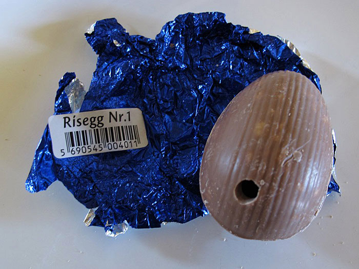 Reykjavík. Der grosse Schokoladen-Ostereier Test. - Ei 1: Das Entfernen der Verpackung war nicht leicht. Das Schokoladenei hat ein kleines Loch (siehe Foto). Negativ fiel auf: Keine Angaben ber die Zutaten (so geht das nicht, wenn ein EU-Beitritt gewnscht wird!), nur ein Aufkleber mit Produktname und Barcode. (Ostern 2012)