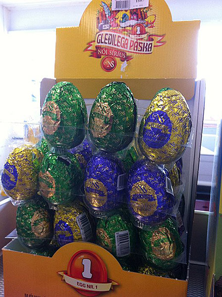 Reykjavík. Der grosse Schokoladen-Ostereier Test. - Ei 2: Ei 2 wird in solchen Displays verkauft, erscheint etwas nobeler. Ein Ei kostet kr. 159 (€ 0,98). (Ostern 2012)