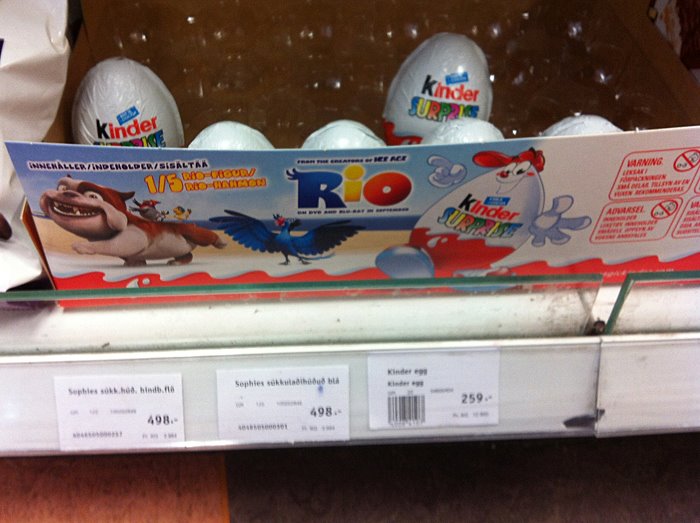 Reykjavík. Der grosse Schokoladen-Ostereier Test. - Ei 3: In einem solchen Display wird Ei 3 verkauft, aber es befindet sich etwas versteckt im untersten Fach des Schokoladenprodukteregales. Ein Ei kostet kr 259 (€ 1,60). (Ostern 2012)