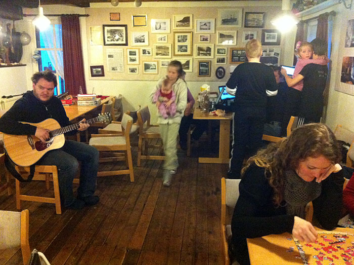 Djúpavík. Ostern in Djúpavík. - Volles Haus: Familie, Freunde, Kinder, und <a href='http://www.facebook.com/SvavarKnutur' target='_blank' class='linksnormal'>Svavar Knutur</a>! (06. bis 08.04.2012)
