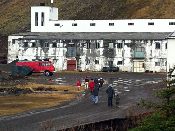 Djúpavík. Ostern in Djúpavík. - Nun auf dem Weg zur Fabrik, um die nächste Mitteilung zu finden ... (06. bis 08.04.2012)