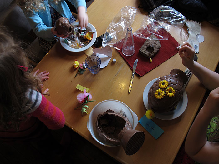 Djúpavík. Ostern in Djúpavík. - Einige Zeit später: Die Eier sind gefunden - und geöffnet! Mjamm ... (06. bis 08.04.2012)