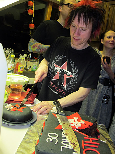 Selfoss. DIE TOTEN HOSEN live (!) in Iceland?! Punkrock in Selfoss! - <a href='http://www.dietotenhosen.de/en/startseite.php' target='_blank' class='linksnormal'>DIE TOTEN HOSEN</a>. Drummer <a href='http://www.dietotenhosen.de/alldieganzenjahre_steckbriefe_vom.php' target='_blank' class='linksnormal'>Vom</a> :-). (15 April 2012)