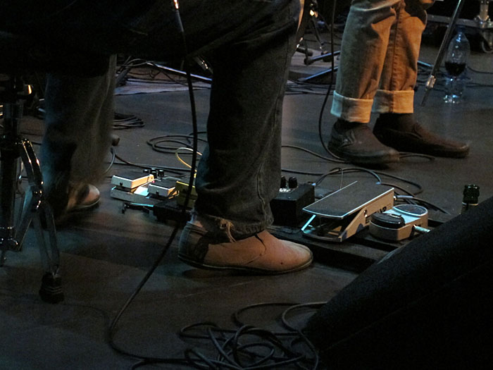 Reykjavík. 'This will destroy you' in der HARPA! - 'This will destroy you' (<a href='http://www.myspace.com/thiswilldestroyyou' target='_blank' class='linksnormal'>hier</a> und <a href='http://en.wikipedia.org/wiki/This_Will_Destroy_You' target='_blank' class='linksnormal'>dort</a>). (17.04.2012)