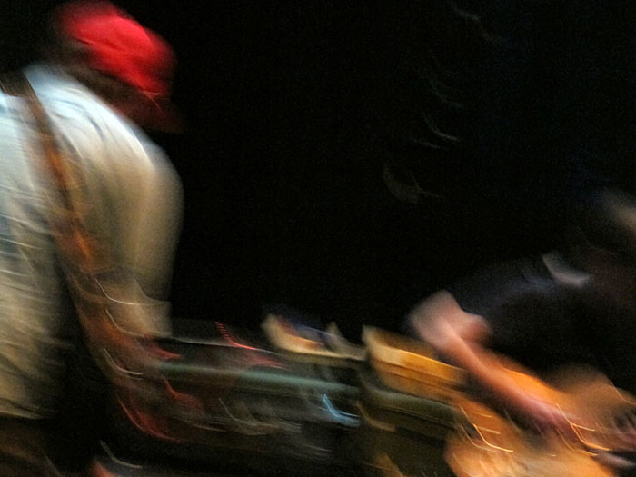 Reykjavík. 'This will destroy you' in der HARPA! - 'This will destroy you' (<a href='http://www.myspace.com/thiswilldestroyyou' target='_blank' class='linksnormal'>hier</a> und <a href='http://en.wikipedia.org/wiki/This_Will_Destroy_You' target='_blank' class='linksnormal'>dort</a>). (17.04.2012)