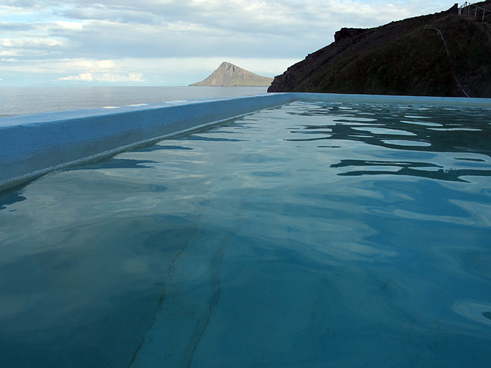 Árneshreppur. Ausflug II. - Das Schwimmbad Krossnes. Sooo entspannend ... (Petra, dein Foto war besser, viel besser!) (02.07.2012)