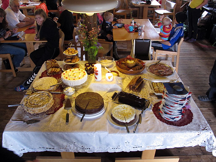 Djúpavík. Kökuhlaðborð, heute. - Ohne Worte, nur mit Kuchen! ** zurück in Djúpavík! (22.07.2012)